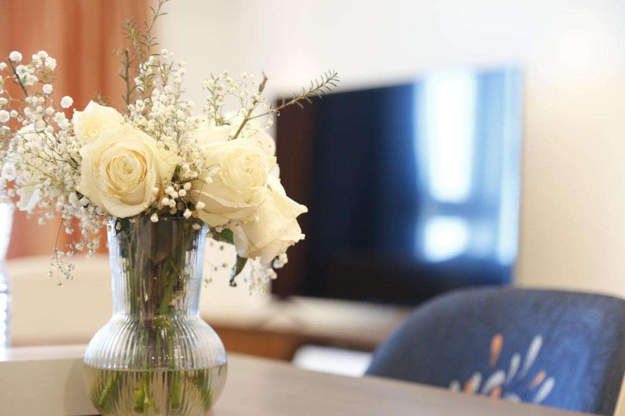 Waterfront Hotel Apartment Lusail Екстер'єр фото A vase of flowers