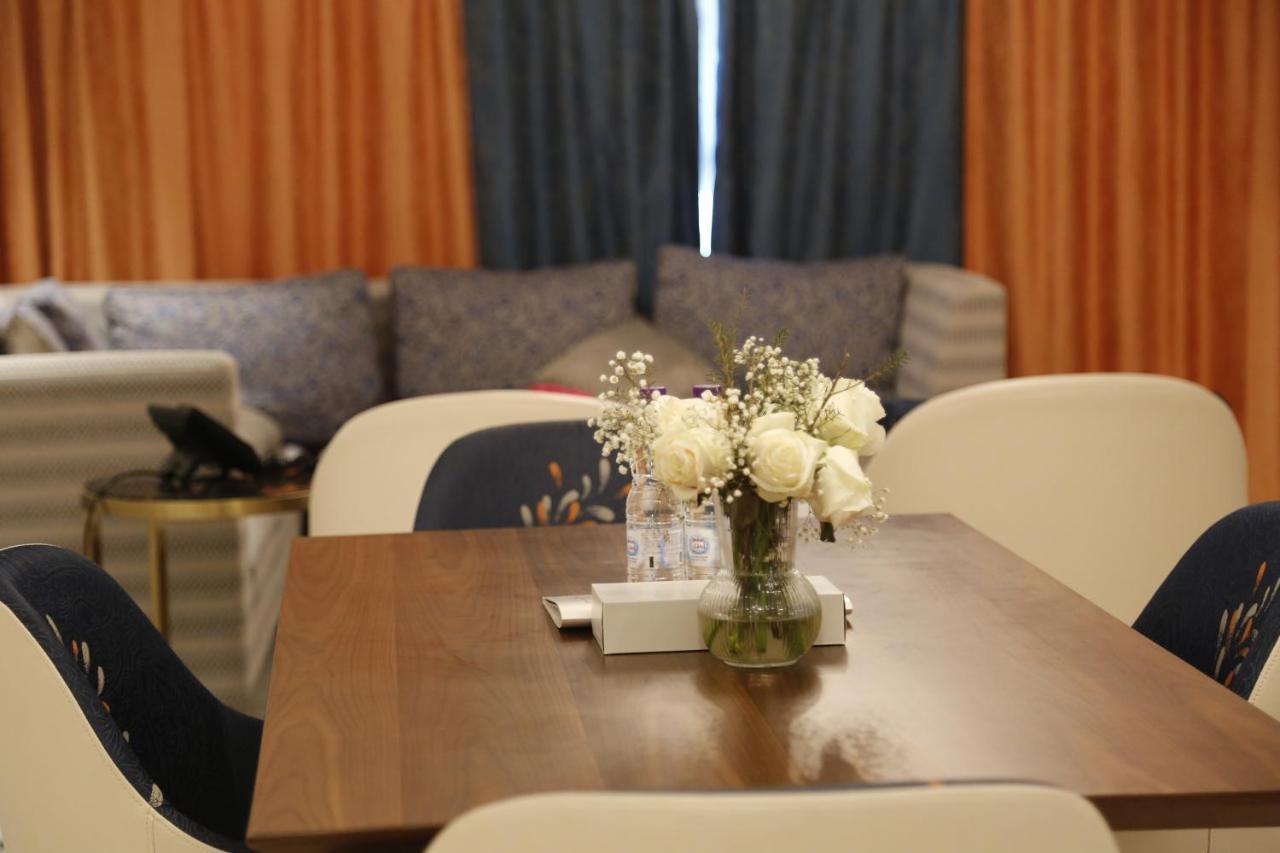 Waterfront Hotel Apartment Lusail Екстер'єр фото A dining room in a house