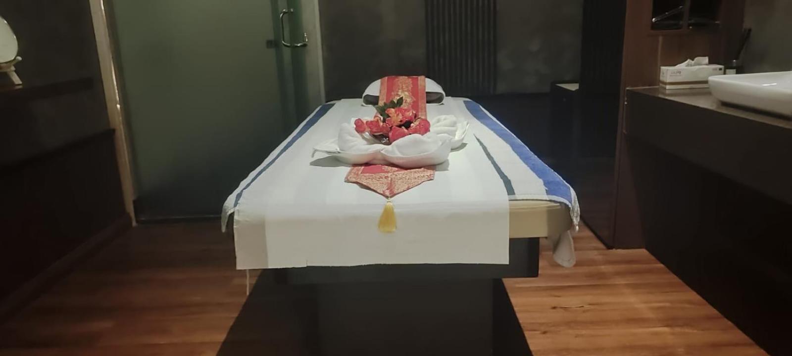 Waterfront Hotel Apartment Lusail Екстер'єр фото A massage bed